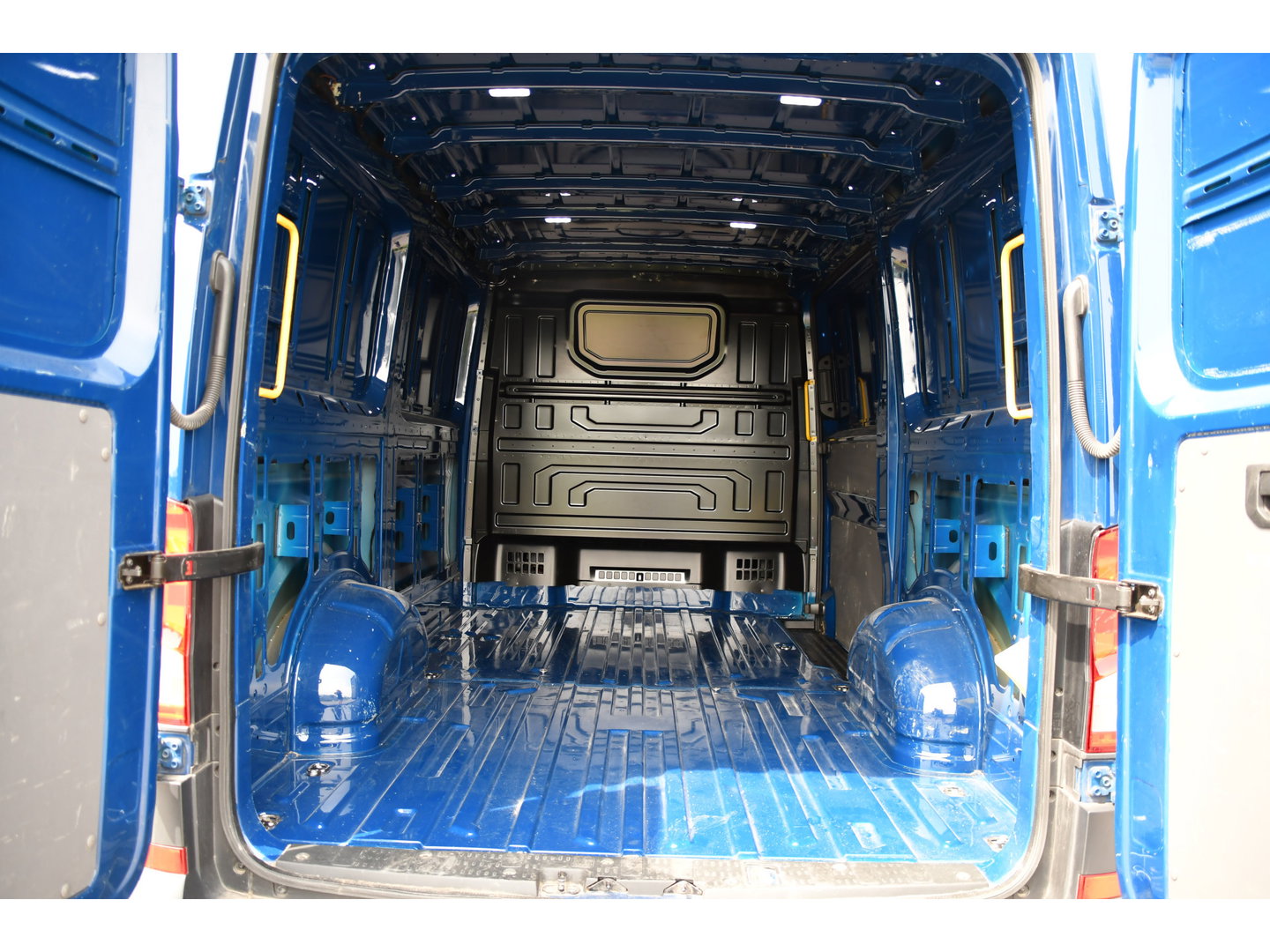 Volkswagen Crafter 35 2.0 TDI L3H2 PB Edition Cruise, Carplay, LED, Multimedia, Sensoren, Voorruit verwarming, 140pk, Automaat, Uniek!