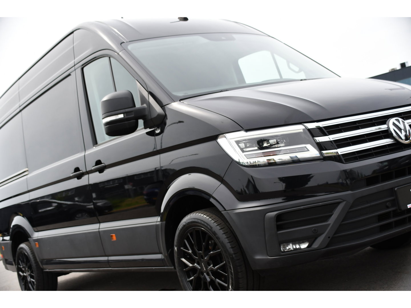 Volkswagen Crafter 35 2.0 TDI L3H3 Black Edition Camera, Adaptieve Cruise, Carplay, LED, Trekhaak, Voorruitverwarming, Sensoren, 177pk, Automaat, Uniek!