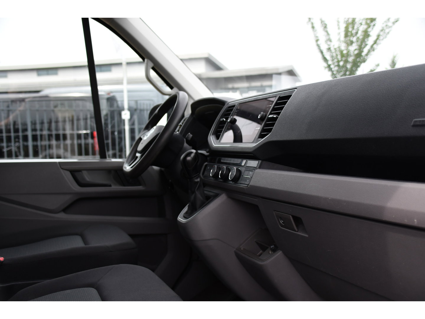 Volkswagen Crafter 35 2.0 TDI L3H3 Black Edition Camera, Adaptieve Cruise, Carplay, LED, Trekhaak, Voorruitverwarming, Sensoren, 177pk, Automaat, Uniek!