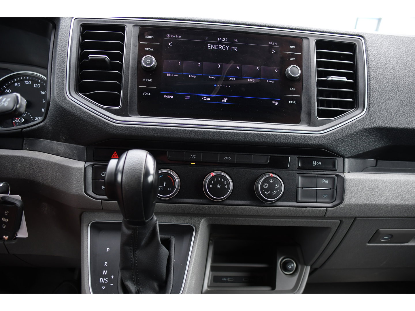 Volkswagen Crafter 35 2.0 TDI L3H3 Black Edition Camera, Adaptieve Cruise, Carplay, LED, Trekhaak, Voorruitverwarming, Sensoren, 177pk, Automaat, Uniek!