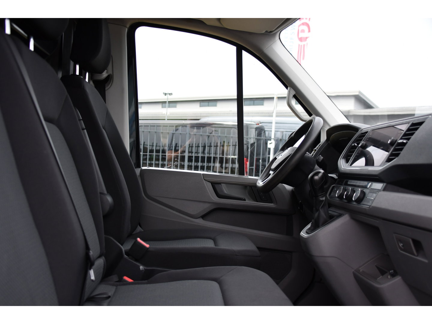 Volkswagen Crafter 35 2.0 TDI L3H3 Black Edition Camera, Adaptieve Cruise, Carplay, LED, Trekhaak, Voorruitverwarming, Sensoren, 177pk, Automaat, Uniek!