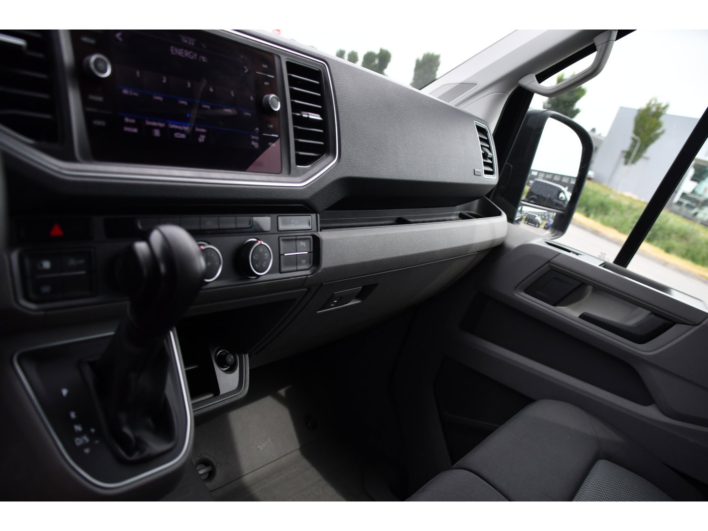 Volkswagen Crafter 35 2.0 TDI L3H3 Black Edition Camera, Adaptieve Cruise, Carplay, LED, Trekhaak, Voorruitverwarming, Sensoren, 177pk, Automaat, Uniek!