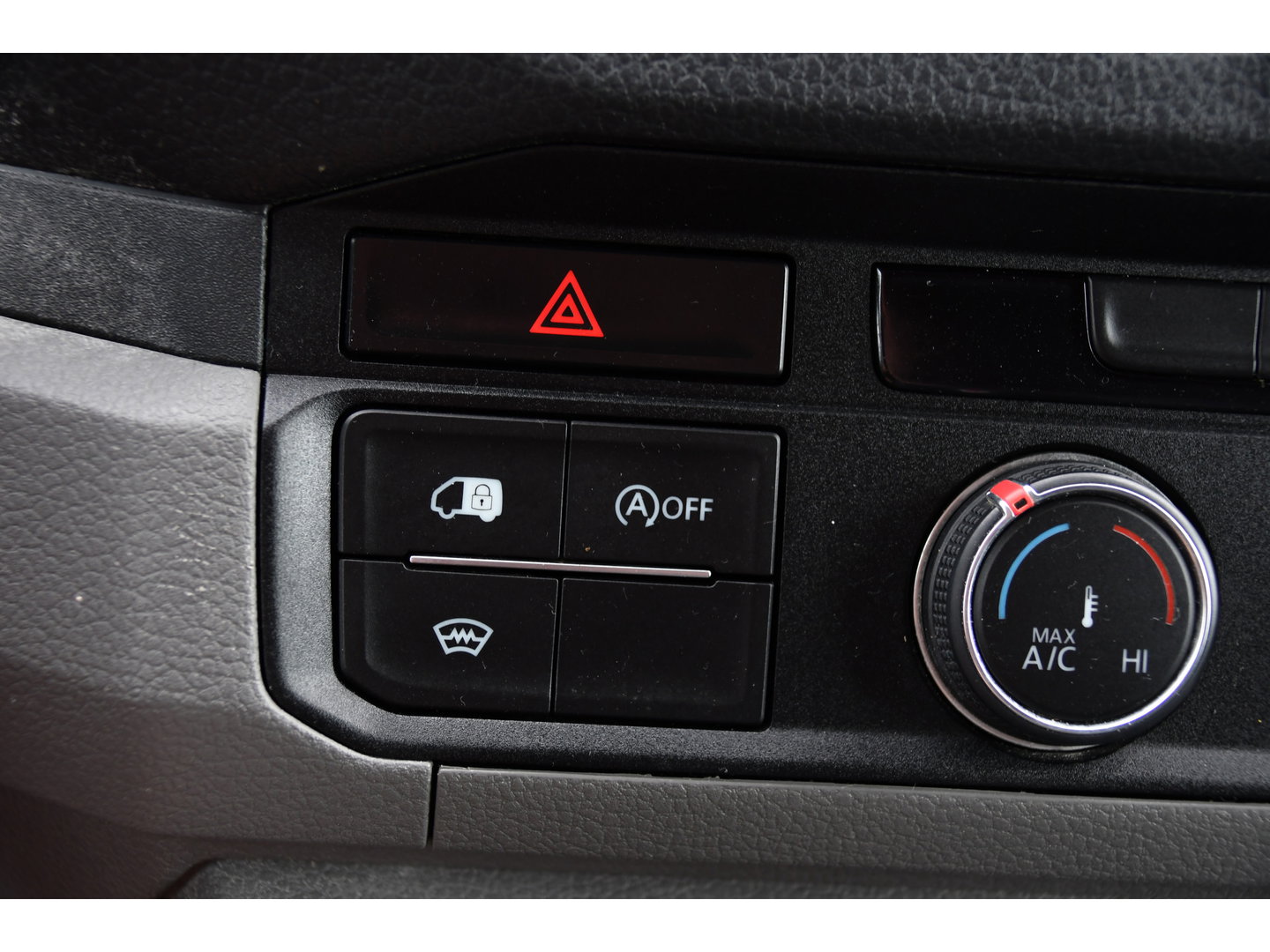 Volkswagen Crafter 35 2.0 TDI L3H3 Black Edition Camera, Adaptieve Cruise, Carplay, LED, Trekhaak, Voorruitverwarming, Sensoren, 177pk, Automaat, Uniek!