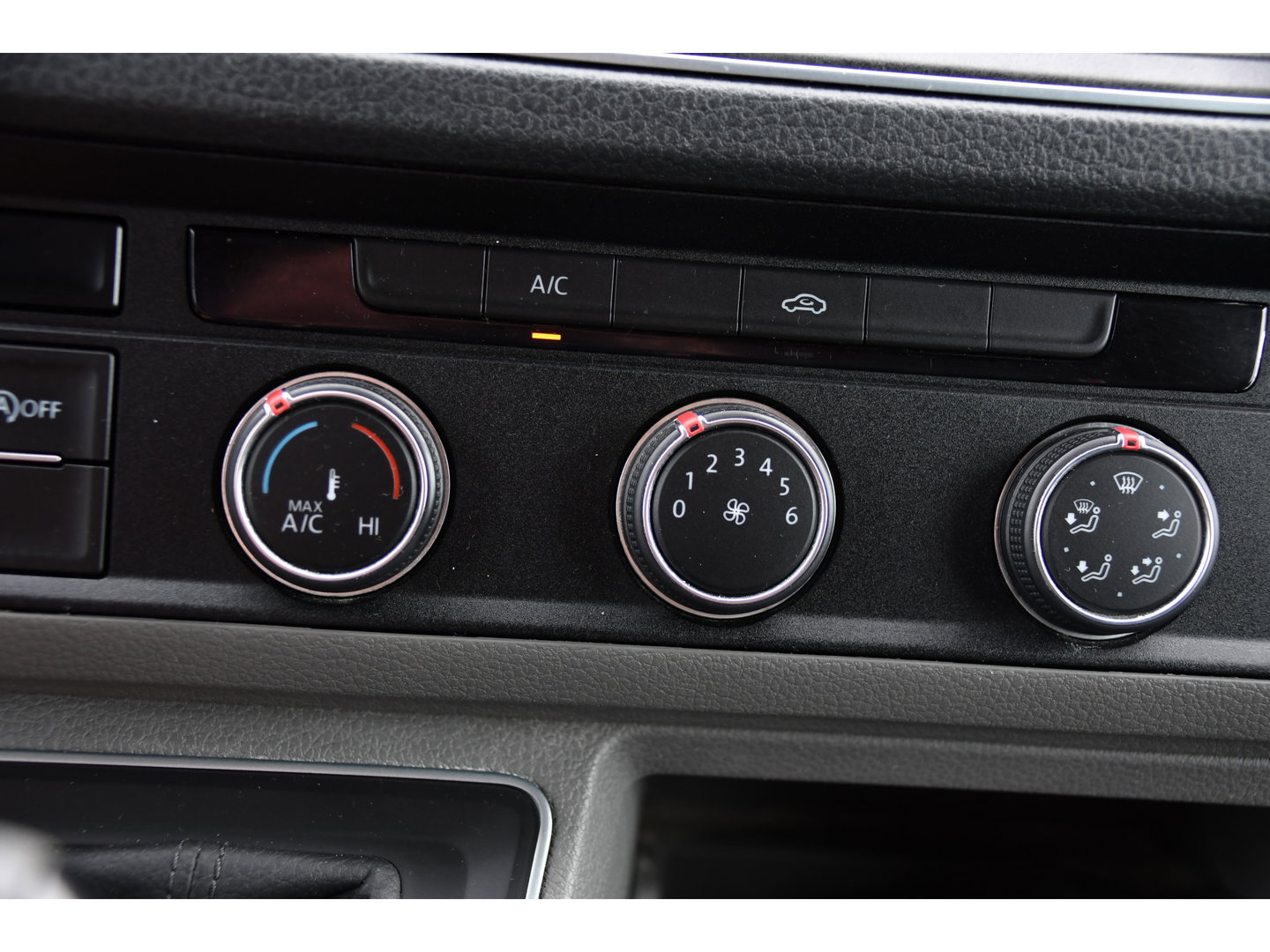 Volkswagen Crafter 35 2.0 TDI L3H3 Black Edition Camera, Adaptieve Cruise, Carplay, LED, Trekhaak, Voorruitverwarming, Sensoren, 177pk, Automaat, Uniek!