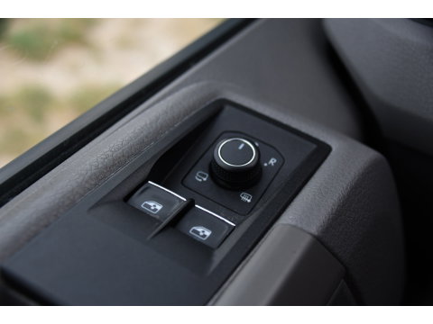 Volkswagen Crafter 35 2.0 TDI L3H3 Black Edition Camera, Adaptieve Cruise, Carplay, LED, Trekhaak, Voorruitverwarming, Sensoren, 177pk, Automaat, Uniek!