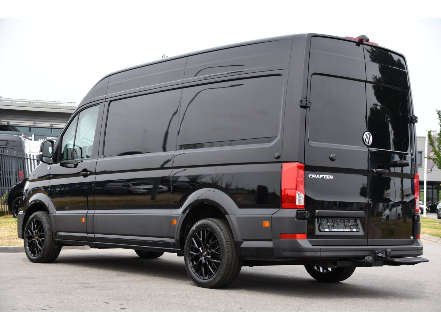 Volkswagen Crafter 35 2.0 TDI L3H3 Black Edition Camera, Adaptieve Cruise, Carplay, LED, Trekhaak, Voorruitverwarming, Sensoren, 177pk, Automaat, Uniek!