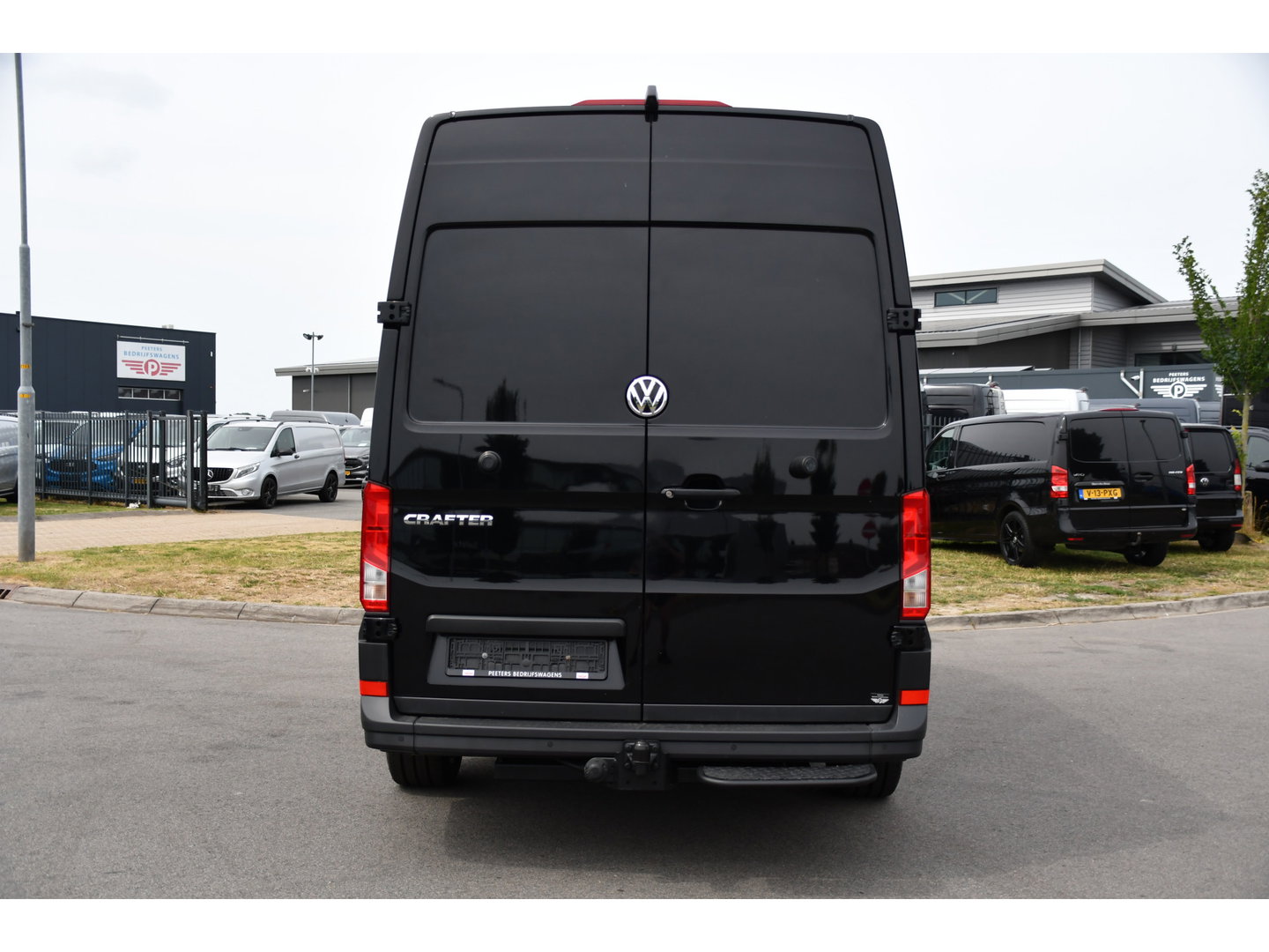Volkswagen Crafter 35 2.0 TDI L3H3 Black Edition Camera, Adaptieve Cruise, Carplay, LED, Trekhaak, Voorruitverwarming, Sensoren, 177pk, Automaat, Uniek!