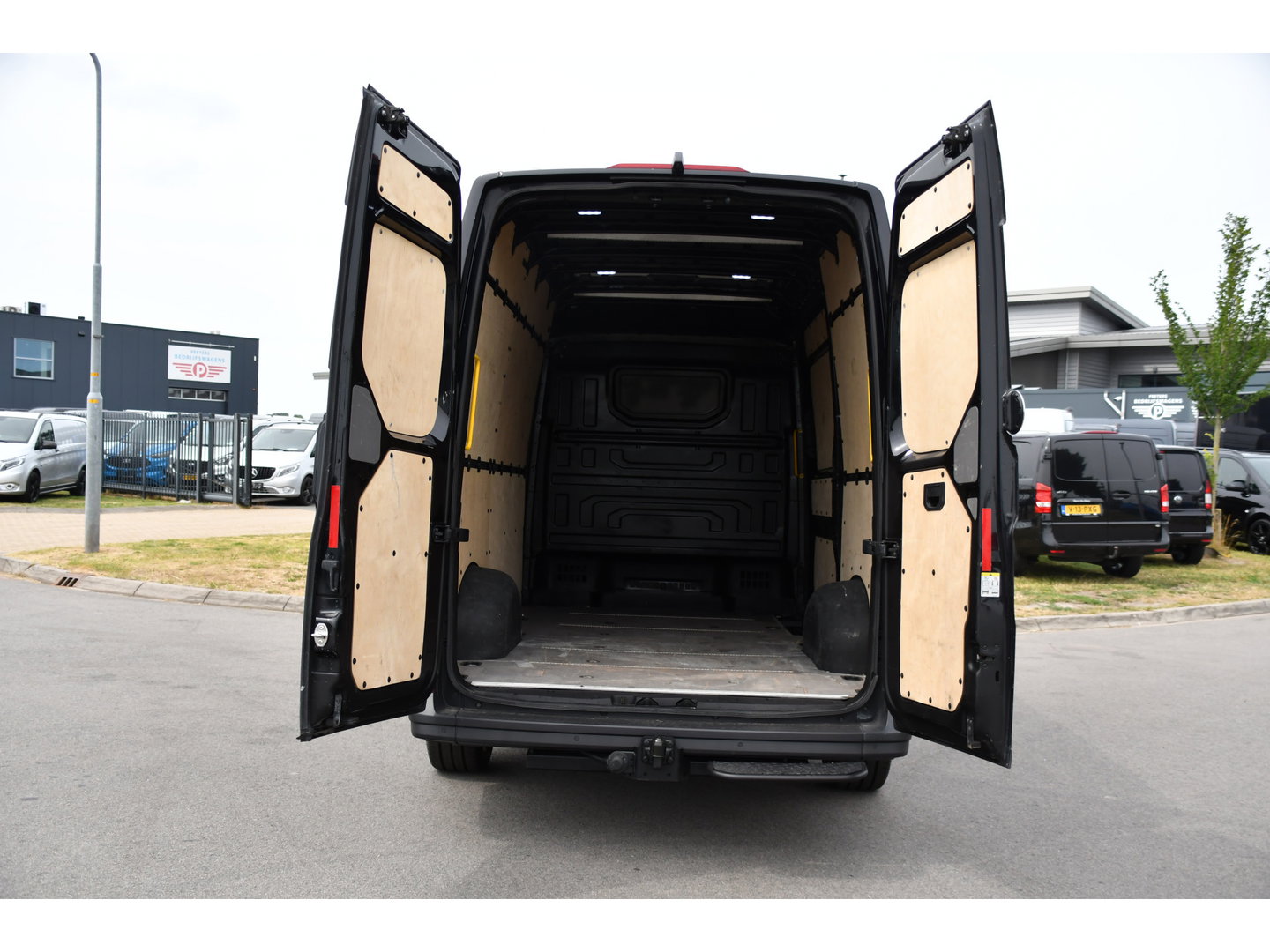 Volkswagen Crafter 35 2.0 TDI L3H3 Black Edition Camera, Adaptieve Cruise, Carplay, LED, Trekhaak, Voorruitverwarming, Sensoren, 177pk, Automaat, Uniek!