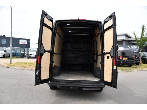 Volkswagen Crafter 35 2.0 TDI L3H3 Black Edition Camera, Adaptieve Cruise, Carplay, LED, Trekhaak, Voorruitverwarming, Sensoren, 177pk, Automaat, Uniek!