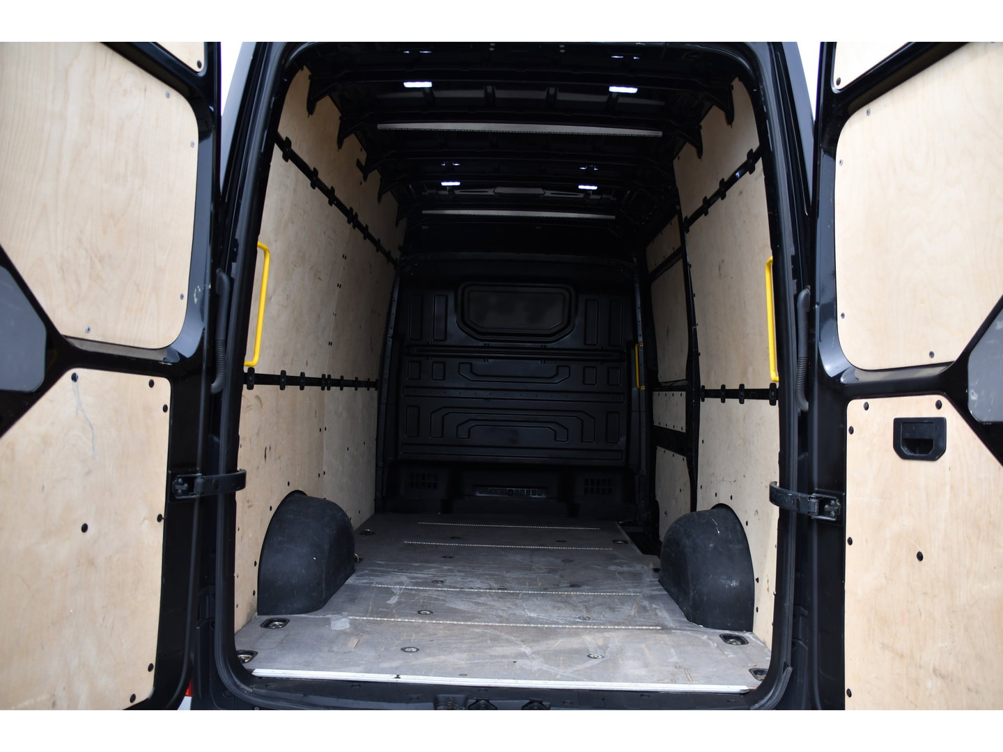 Volkswagen Crafter 35 2.0 TDI L3H3 Black Edition Camera, Adaptieve Cruise, Carplay, LED, Trekhaak, Voorruitverwarming, Sensoren, 177pk, Automaat, Uniek!