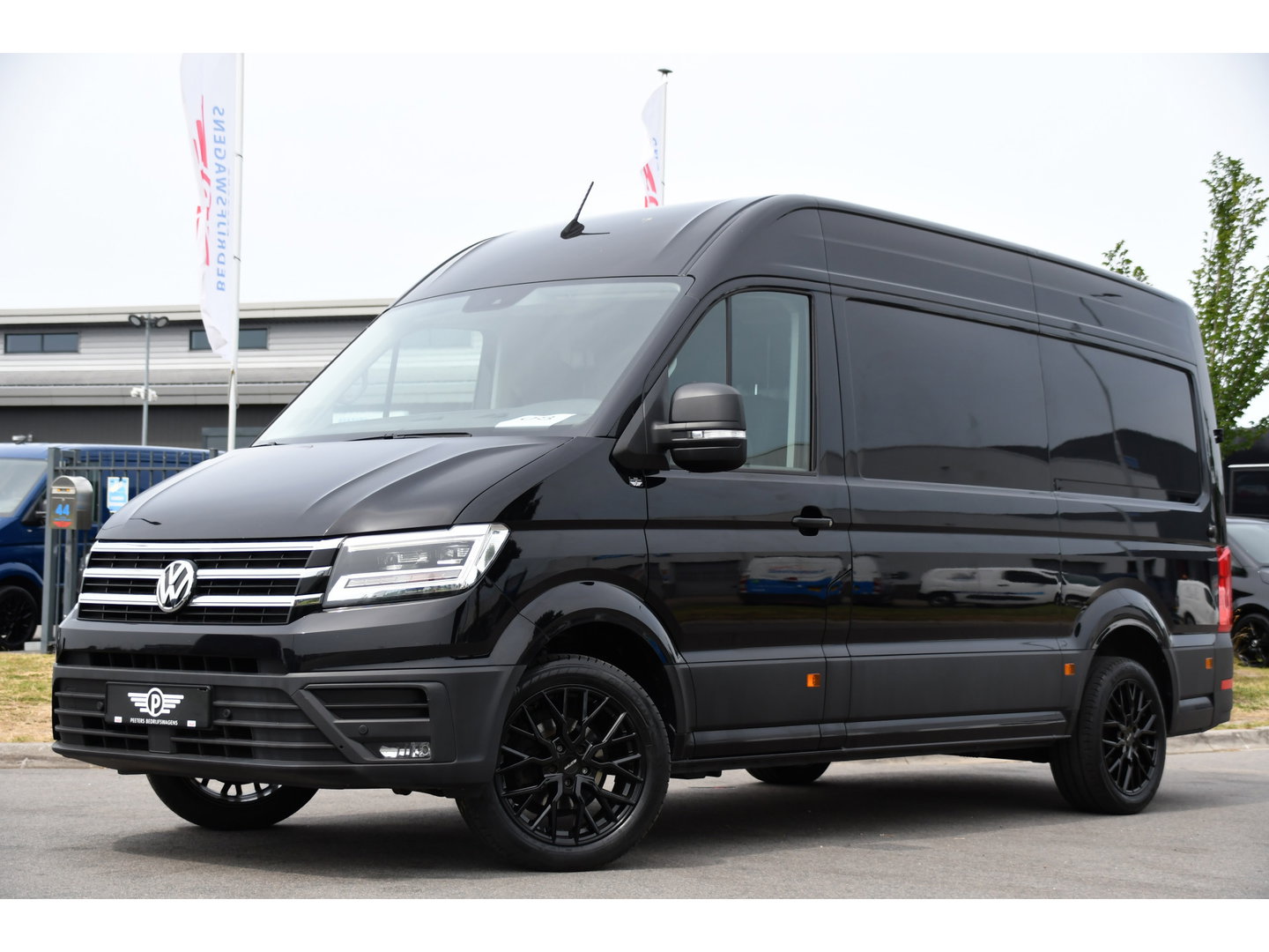Volkswagen Crafter 35 2.0 TDI L3H3 Black Edition Camera, Adaptieve Cruise, Carplay, LED, Trekhaak, Voorruitverwarming, Sensoren, 177pk, Automaat, Uniek!