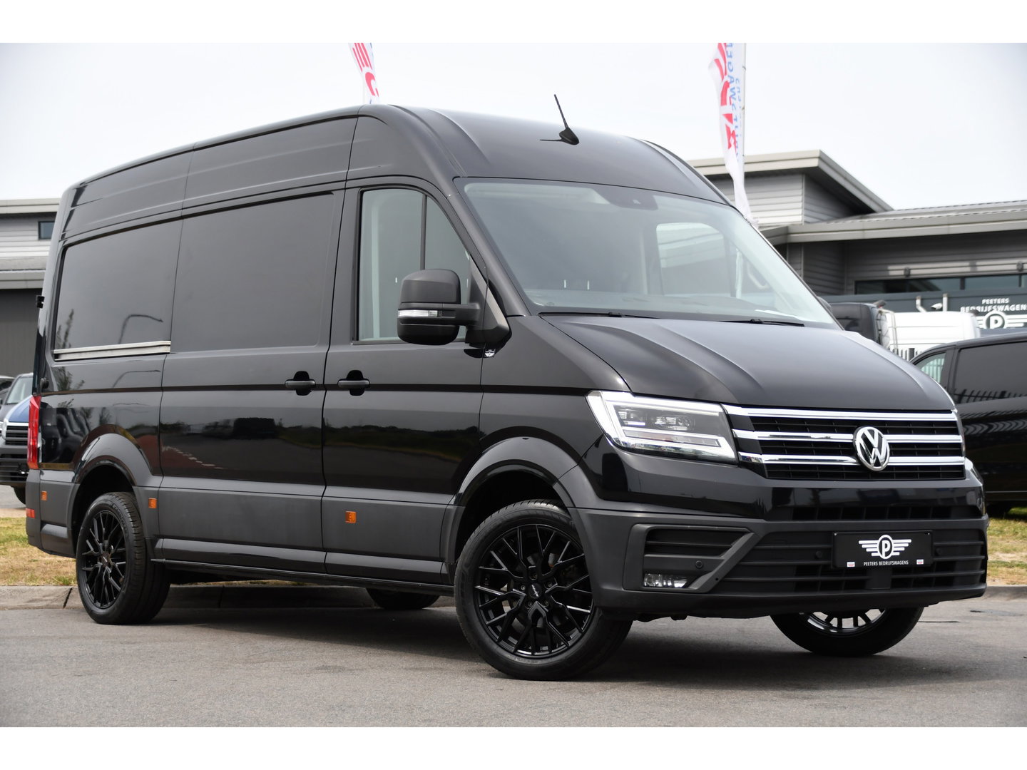 Volkswagen Crafter 35 2.0 TDI L3H3 Black Edition Camera, Adaptieve Cruise, Carplay, LED, Trekhaak, Voorruitverwarming, Sensoren, 177pk, Automaat, Uniek!