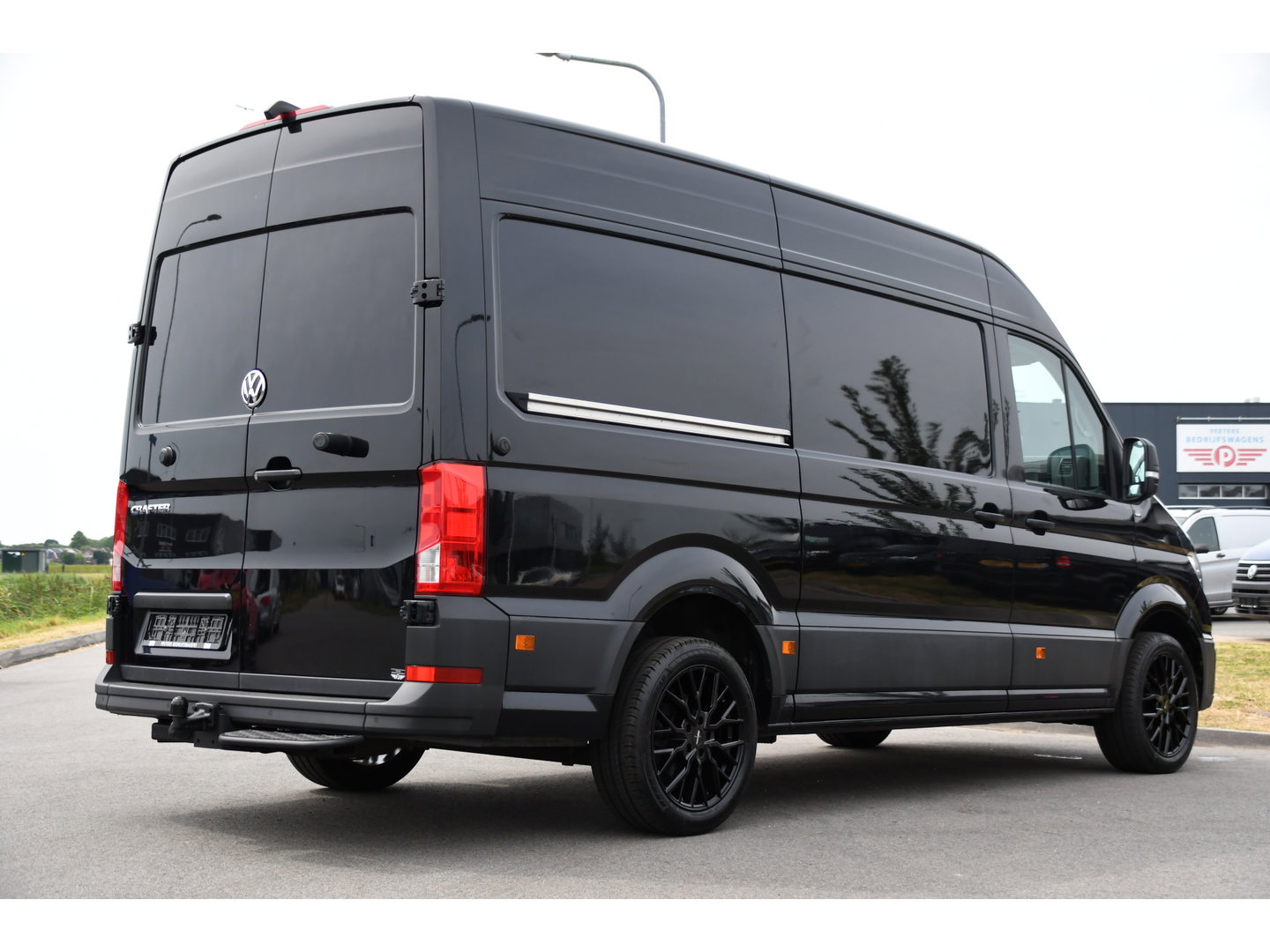 Volkswagen Crafter 35 2.0 TDI L3H3 Black Edition Camera, Adaptieve Cruise, Carplay, LED, Trekhaak, Voorruitverwarming, Sensoren, 177pk, Automaat, Uniek!