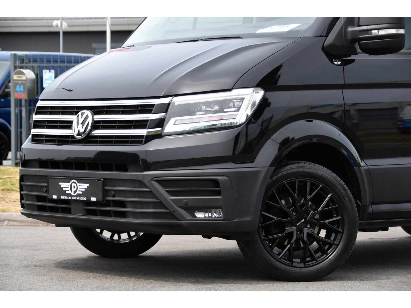 Volkswagen Crafter 35 2.0 TDI L3H3 Black Edition Camera, Adaptieve Cruise, Carplay, LED, Trekhaak, Voorruitverwarming, Sensoren, 177pk, Automaat, Uniek!