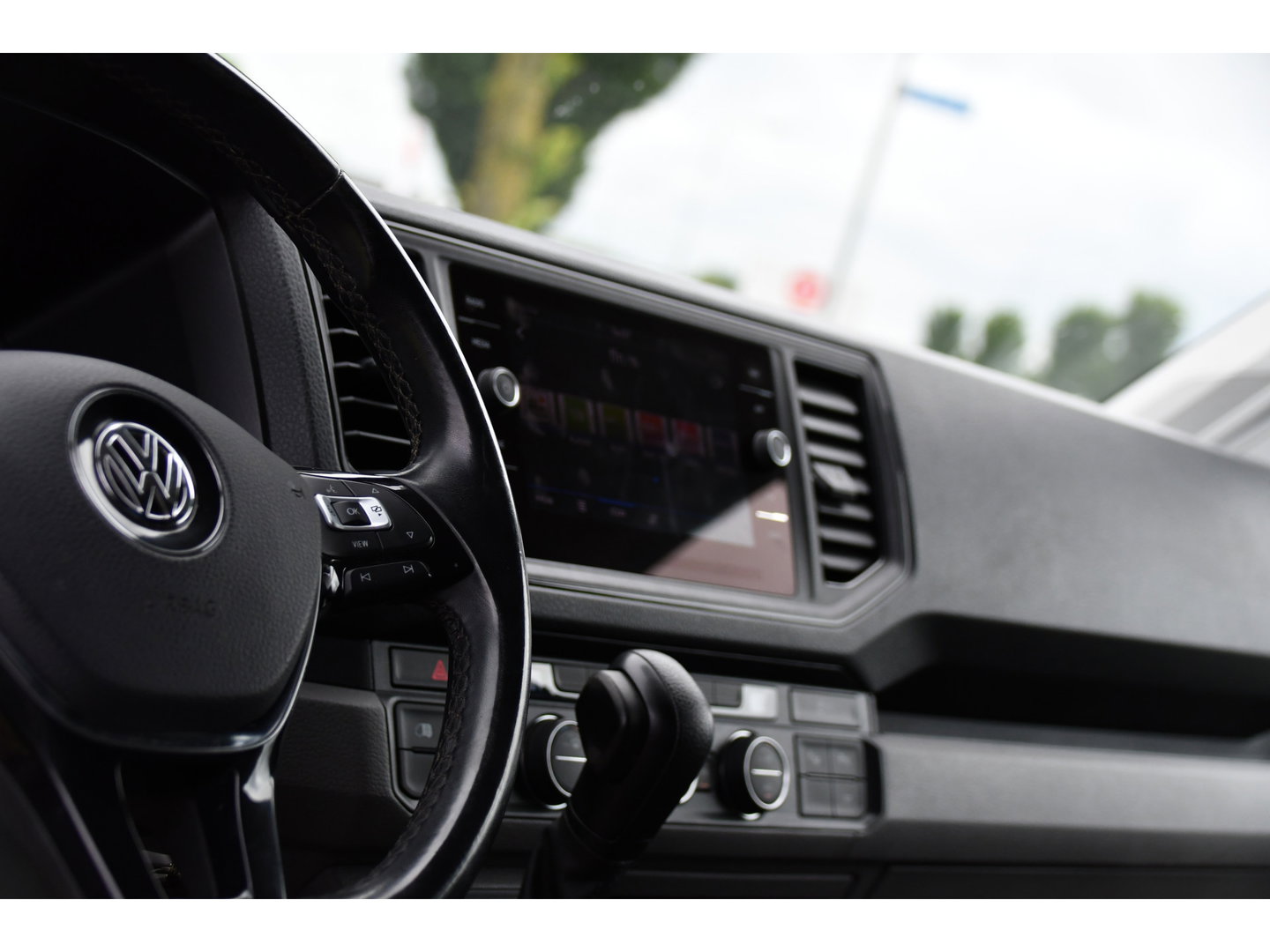 Volkswagen Crafter 35 2.0 TDI L3H3 Highline Black Edition Camera, Cruise, Carplay, LED, Clima, Automaat, Trekhaak, Sensoren, Uniek!
