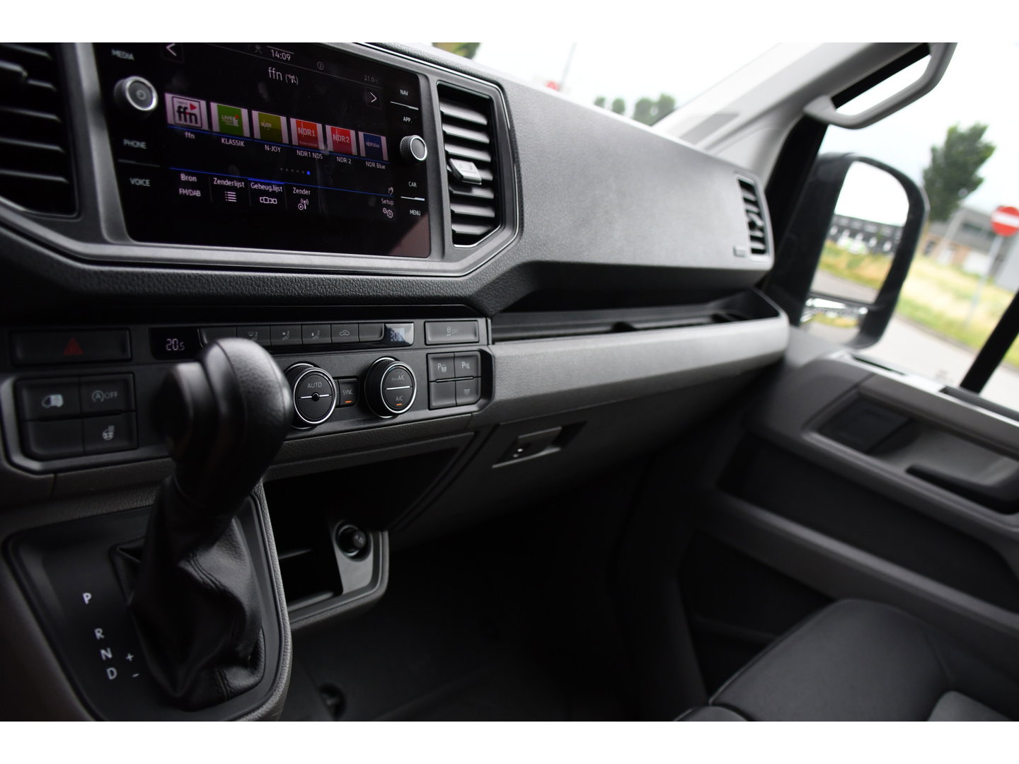 Volkswagen Crafter 35 2.0 TDI L3H3 Highline Black Edition Camera, Cruise, Carplay, LED, Clima, Automaat, Trekhaak, Sensoren, Uniek!