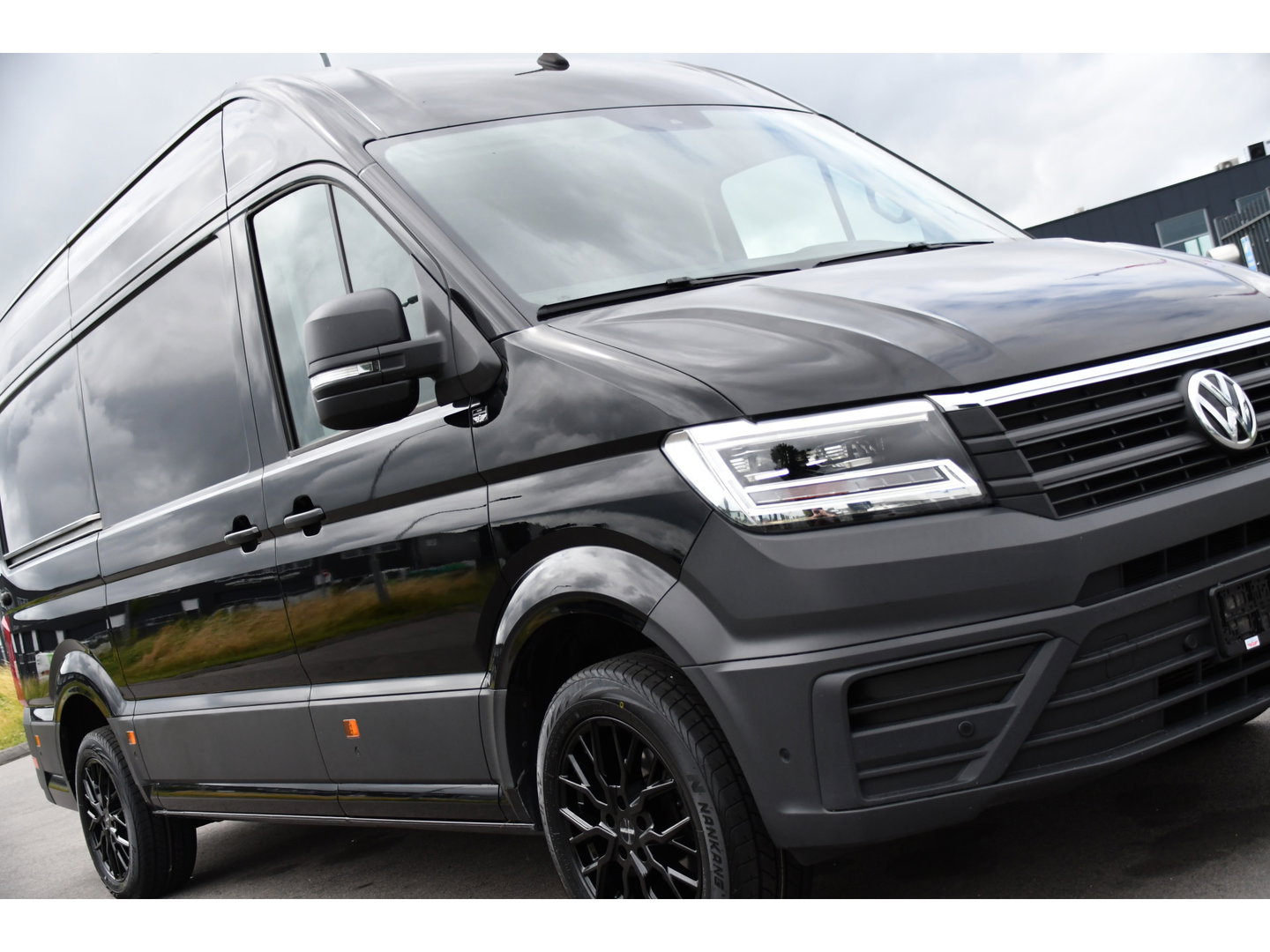Volkswagen Crafter 35 2.0 TDI L3H3 Highline Black Edition Camera, Cruise, Carplay, LED, Clima, Automaat, Trekhaak, Sensoren, Uniek!