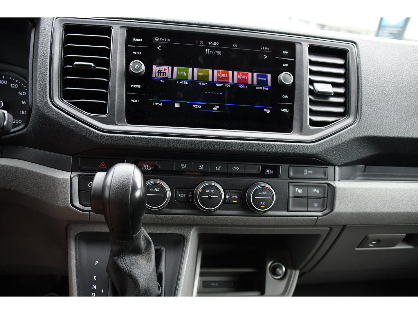 Volkswagen Crafter 35 2.0 TDI L3H3 Highline Black Edition Camera, Cruise, Carplay, LED, Clima, Automaat, Trekhaak, Sensoren, Uniek!