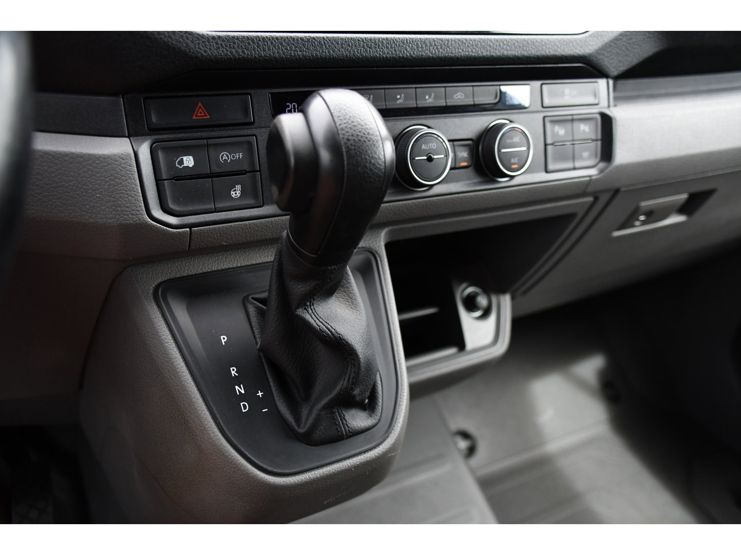 Volkswagen Crafter 35 2.0 TDI L3H3 Highline Black Edition Camera, Cruise, Carplay, LED, Clima, Automaat, Trekhaak, Sensoren, Uniek!