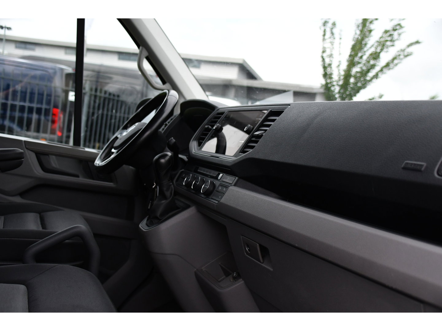 Volkswagen Crafter 35 2.0 TDI L3H3 Highline Black Edition Camera, Cruise, Carplay, LED, Clima, Automaat, Trekhaak, Sensoren, Uniek!