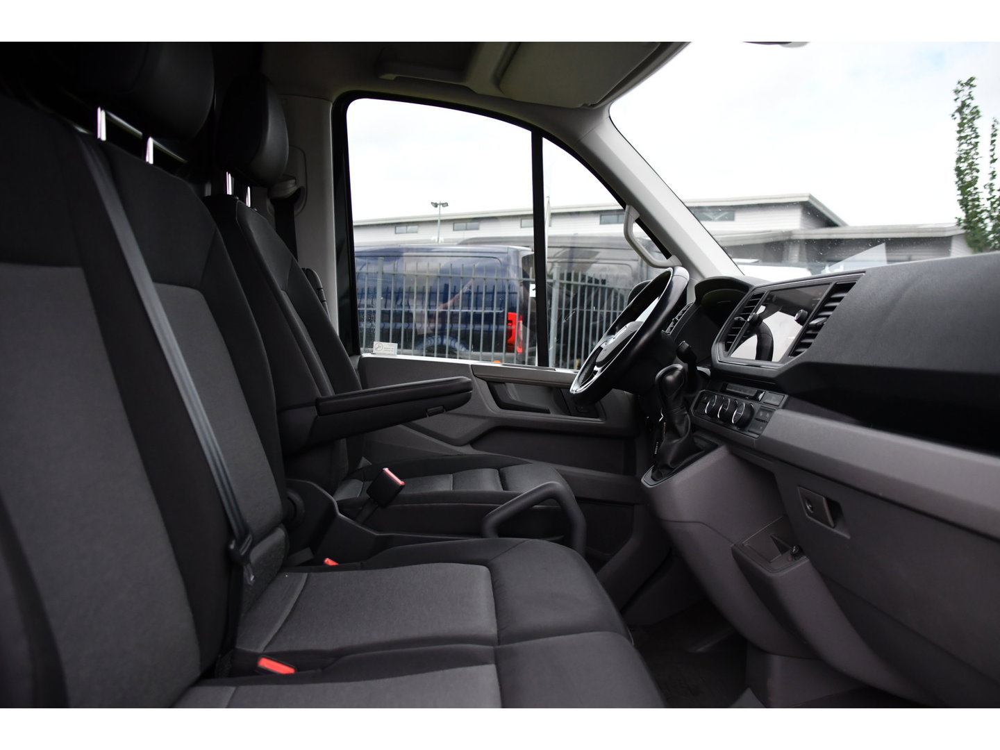 Volkswagen Crafter 35 2.0 TDI L3H3 Highline Black Edition Camera, Cruise, Carplay, LED, Clima, Automaat, Trekhaak, Sensoren, Uniek!