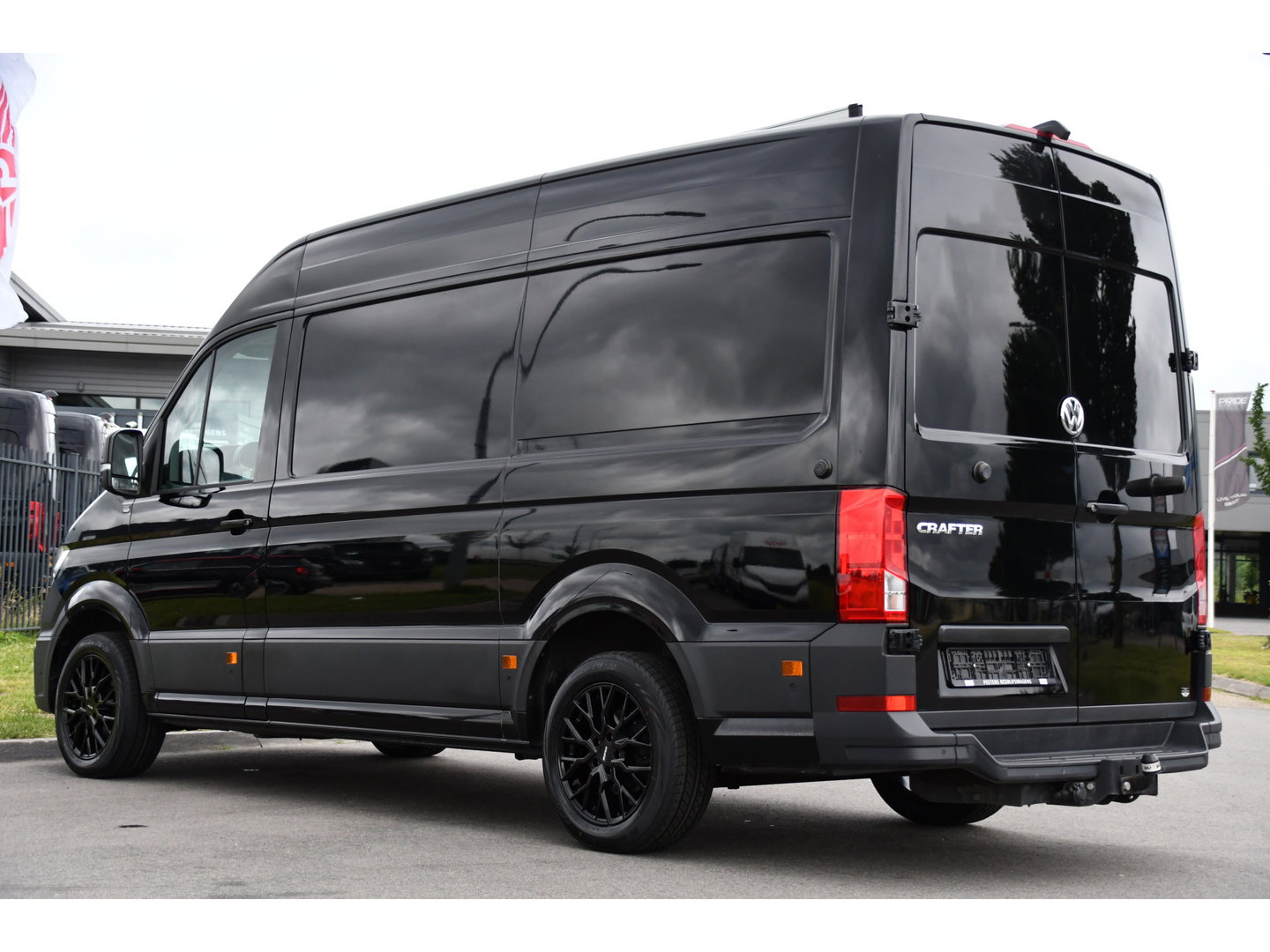 Volkswagen Crafter 35 2.0 TDI L3H3 Highline Black Edition Camera, Cruise, Carplay, LED, Clima, Automaat, Trekhaak, Sensoren, Uniek!