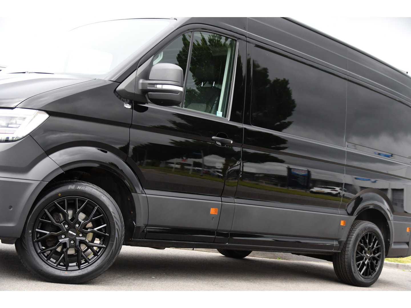 Volkswagen Crafter 35 2.0 TDI L3H3 Highline Black Edition Camera, Cruise, Carplay, LED, Clima, Automaat, Trekhaak, Sensoren, Uniek!