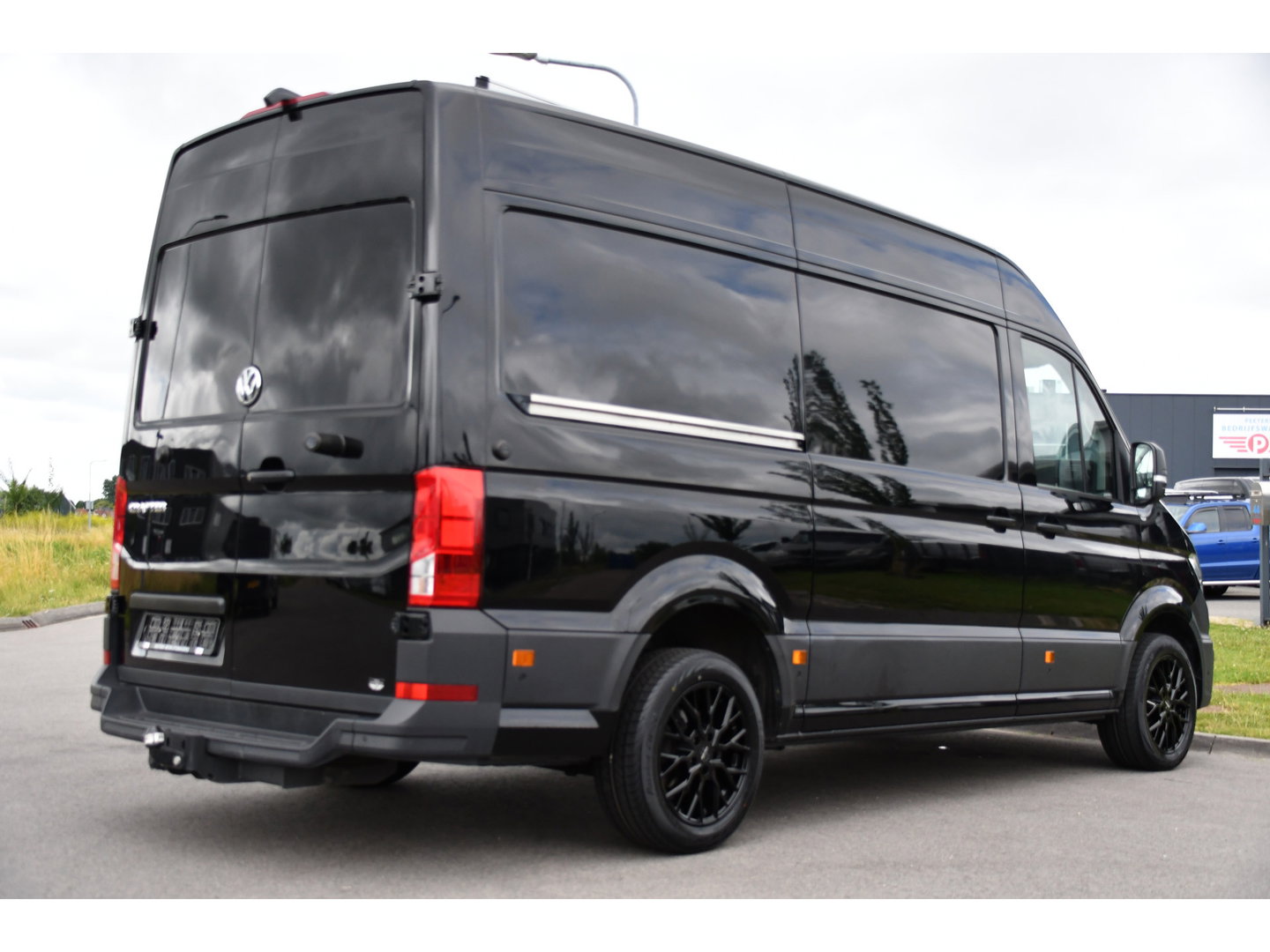 Volkswagen Crafter 35 2.0 TDI L3H3 Highline Black Edition Camera, Cruise, Carplay, LED, Clima, Automaat, Trekhaak, Sensoren, Uniek!