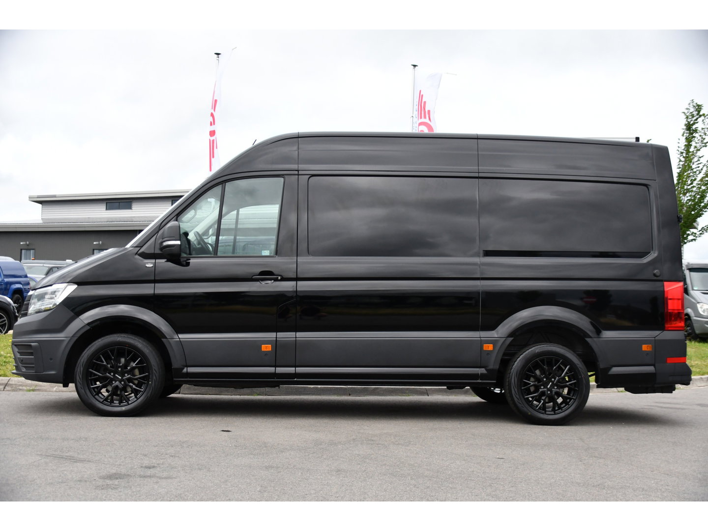 Volkswagen Crafter 35 2.0 TDI L3H3 Highline Black Edition Camera, Cruise, Carplay, LED, Clima, Automaat, Trekhaak, Sensoren, Uniek!