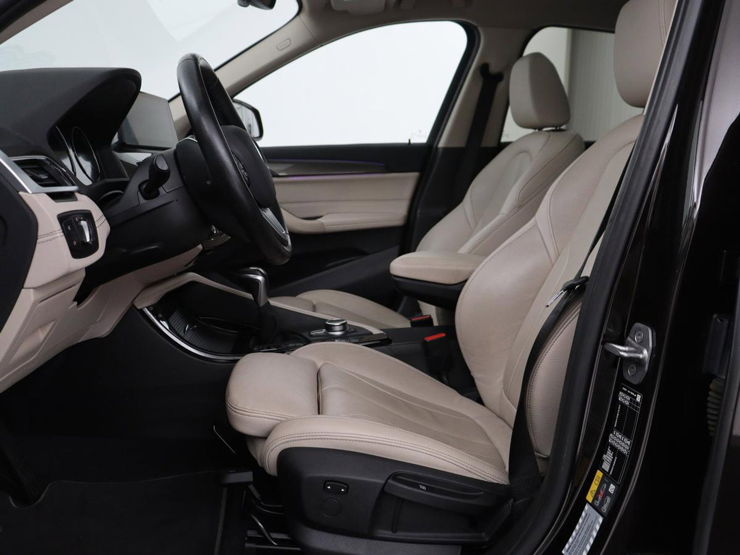 BMW X1 xDrive25e Business Edition Plus | SOH 91,4% | Panoramadak | Leder | Stoelverwarming | Sfeerverlichting | Cruise control | Navigatie | Park assist | PHEV