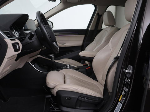 BMW X1 xDrive25e Business Edition Plus | SOH 91,4% | Panoramadak | Leder | Stoelverwarming | Sfeerverlichting | Cruise control | Navigatie | Park assist | PHEV