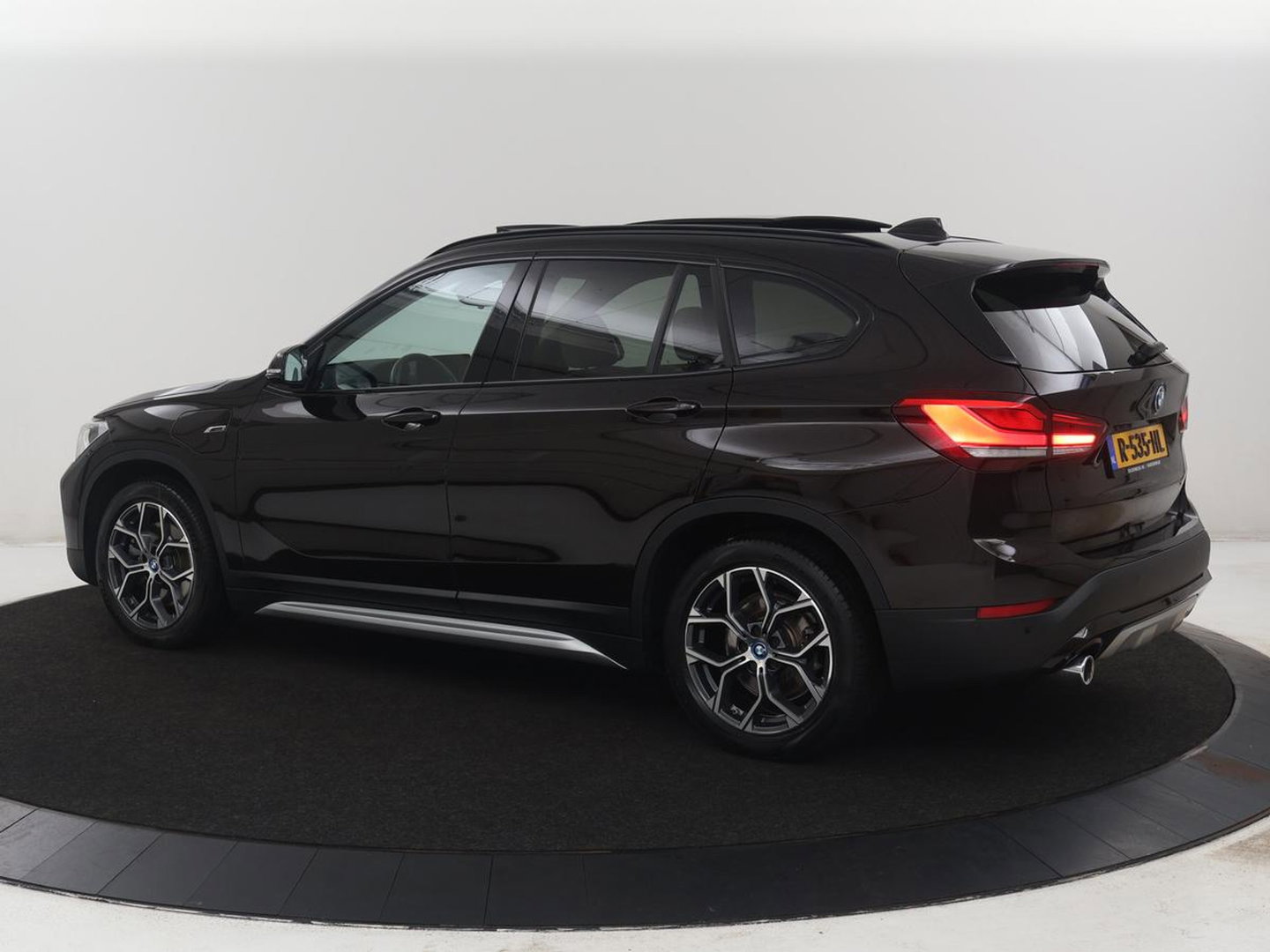 BMW X1 xDrive25e Business Edition Plus | SOH 91,4% | Panoramadak | Leder | Stoelverwarming | Sfeerverlichting | Cruise control | Navigatie | Park assist | PHEV