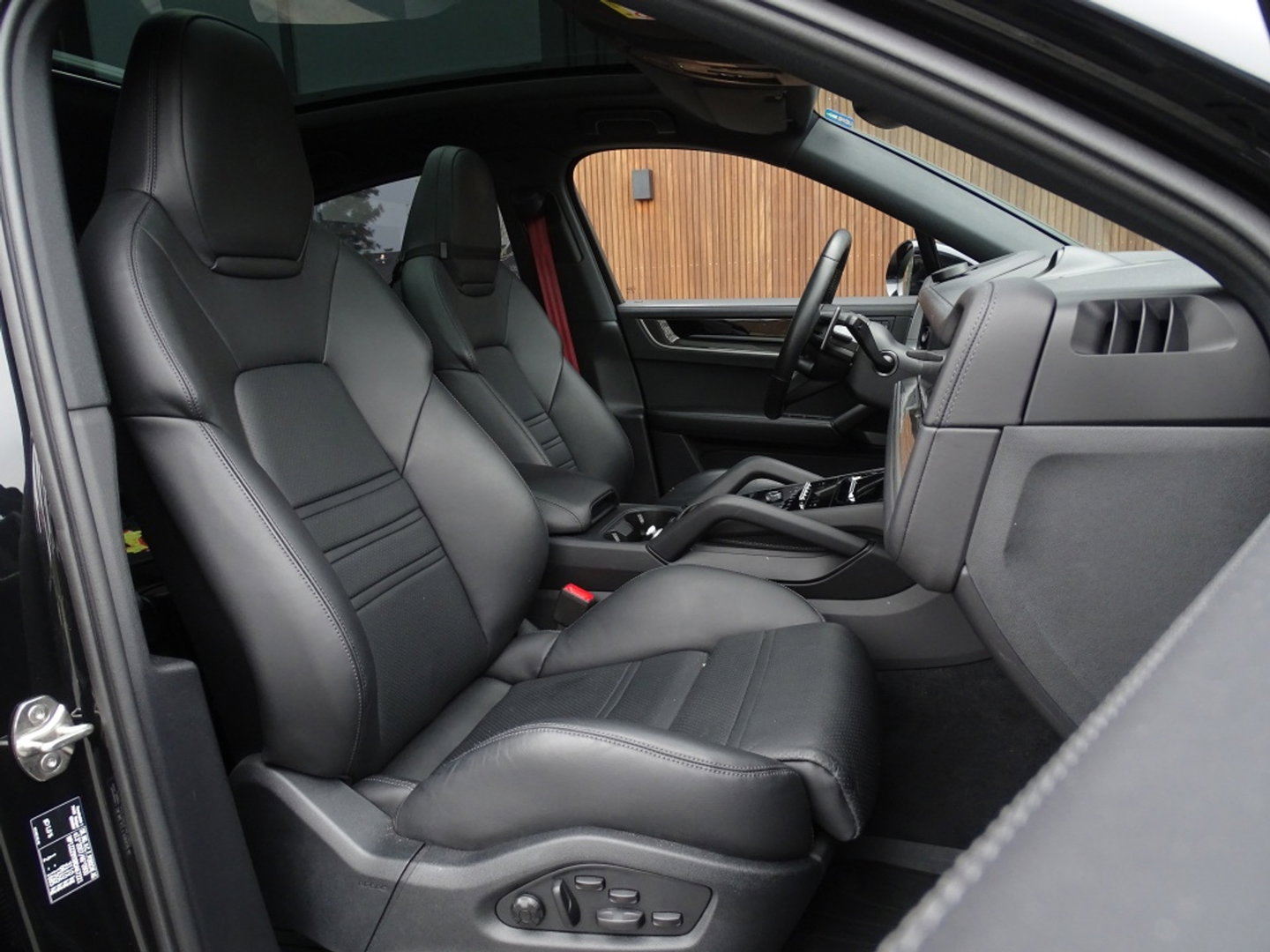Porsche Cayenne Coupé 3.0 E-Hybrid 470PK / Sport Design / Bose / 2024 *NAP*