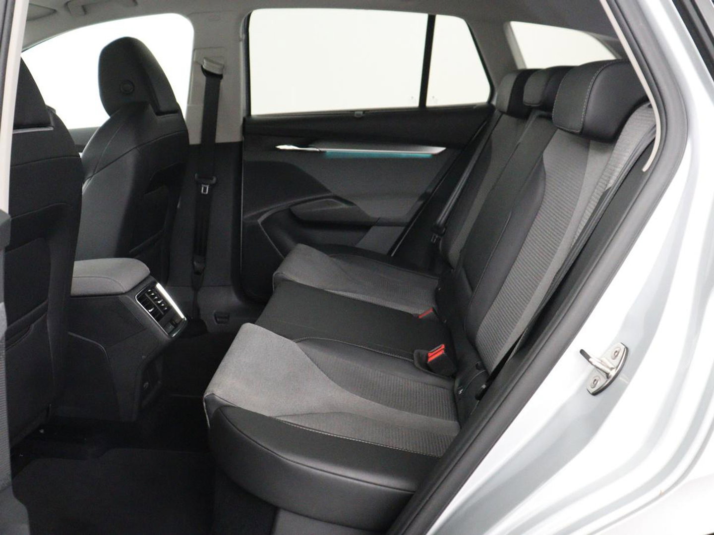 Škoda Enyaq iV 60 | SOH 92,4% | Panoramadak | Stoel/stuur verwarming | Half leder | Adaptive cruise | Carplay | Virtueel dashboard | Sfeerverlichting | Climate control | Camera | Park assist |