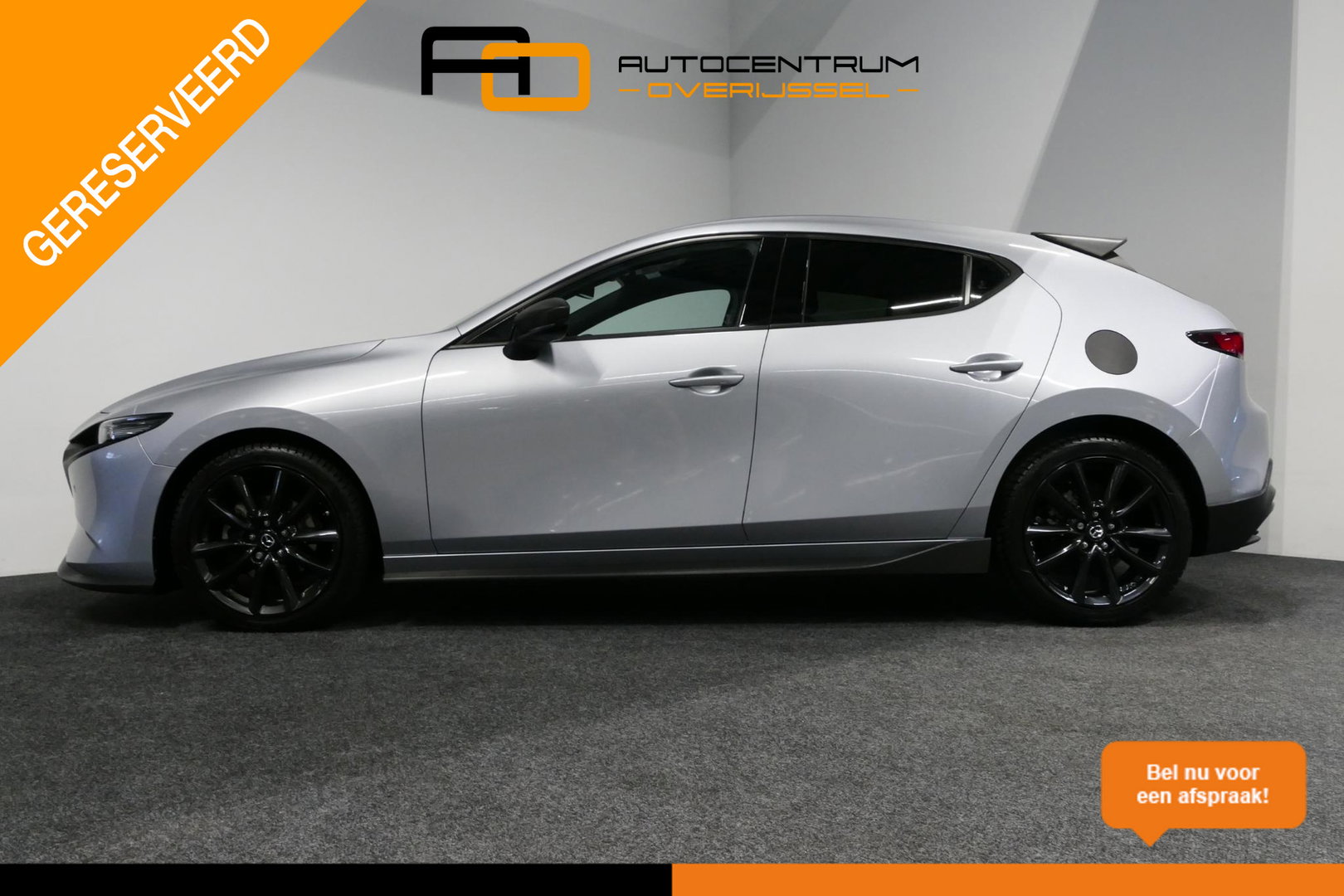 Mazda 3 2.0 e-SkyActiv-X M Hybrid 180 Luxury / Orig. Nederlands / Elektr. verstelbare voorstoel met memory / BOSE Audio / Apple Carplay - Android Auto / HUD / Stoelverwarming / Achteruitrijcamera / Cruise control / Dodehoekdetectie / Black Optic / 18'' LMV / Navi