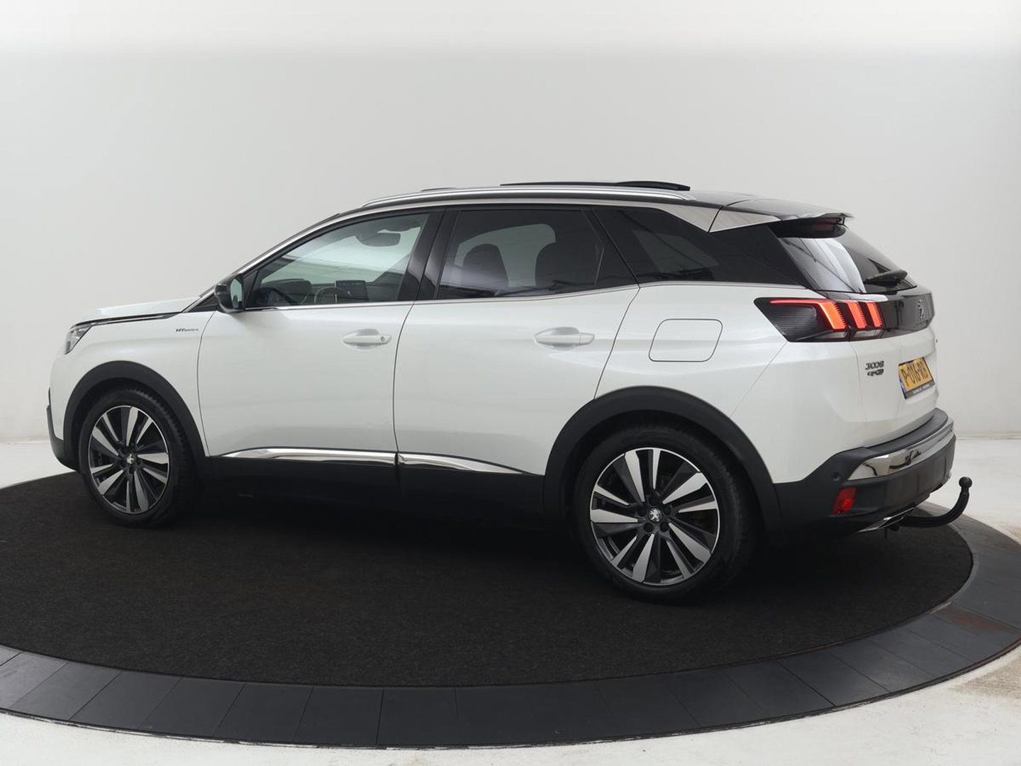 Peugeot 3008 1.6 HYbrid4 300 Première Pack | SOH 93,8% | Panoramadak | Leder/alacantara | Memory | Stoelverwarming | Carplay | 360 camera | Trekhaak | PHEV