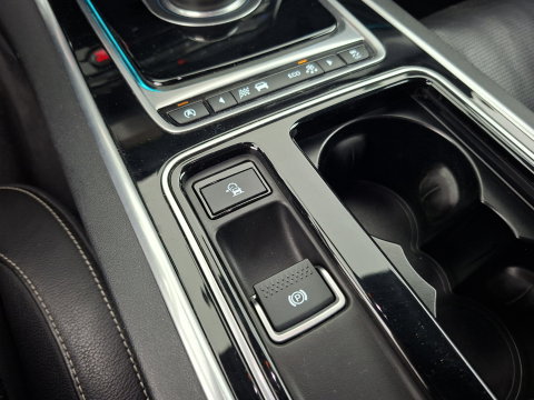 Jaguar XF 2.0d Portfolio R-Sport Aut. *LEATHER | XENON | MERIDIAN-SOUND | DIGI-COCKPIT | HEATED-SPORTSEATS | CAMERA | PRIVACY-GLASS | SHIFTPADDLES | NAVI-FULLMAP | ECC | PDC | CRUISE | 18''ALU*