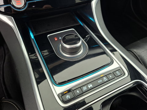 Jaguar XF 2.0d Portfolio R-Sport Aut. *LEATHER | XENON | MERIDIAN-SOUND | DIGI-COCKPIT | HEATED-SPORTSEATS | CAMERA | PRIVACY-GLASS | SHIFTPADDLES | NAVI-FULLMAP | ECC | PDC | CRUISE | 18''ALU*