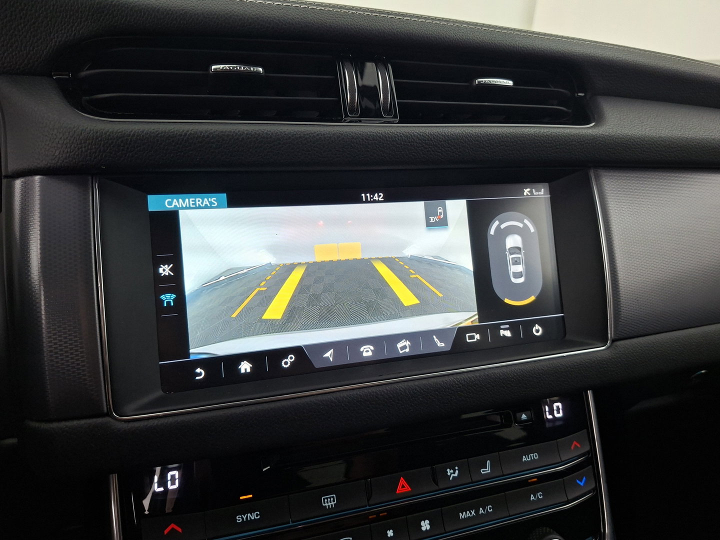 Jaguar XF 2.0d Portfolio R-Sport Aut. *LEATHER | XENON | MERIDIAN-SOUND | DIGI-COCKPIT | HEATED-SPORTSEATS | CAMERA | PRIVACY-GLASS | SHIFTPADDLES | NAVI-FULLMAP | ECC | PDC | CRUISE | 18''ALU*