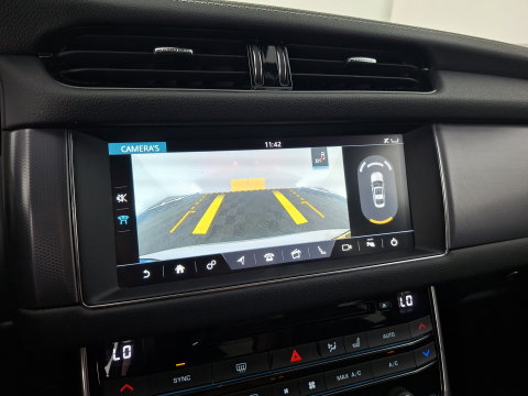 Jaguar XF 2.0d Portfolio R-Sport Aut. *LEATHER | XENON | MERIDIAN-SOUND | DIGI-COCKPIT | HEATED-SPORTSEATS | CAMERA | PRIVACY-GLASS | SHIFTPADDLES | NAVI-FULLMAP | ECC | PDC | CRUISE | 18''ALU*