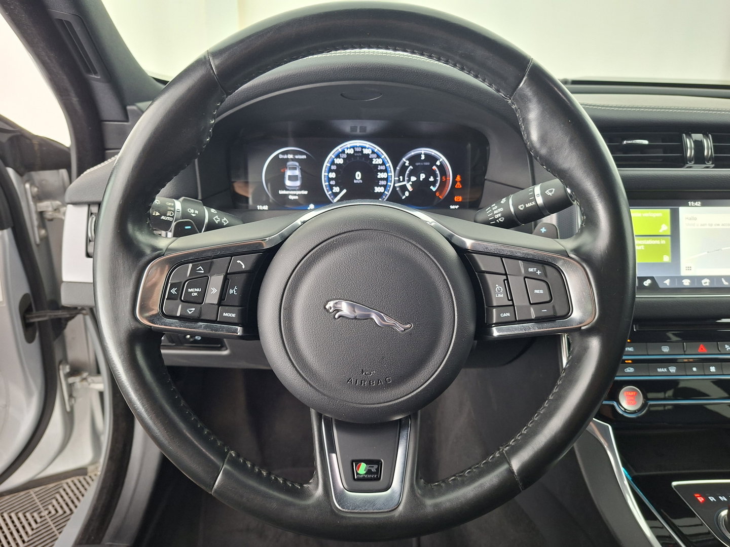 Jaguar XF 2.0d Portfolio R-Sport Aut. *LEATHER | XENON | MERIDIAN-SOUND | DIGI-COCKPIT | HEATED-SPORTSEATS | CAMERA | PRIVACY-GLASS | SHIFTPADDLES | NAVI-FULLMAP | ECC | PDC | CRUISE | 18''ALU*