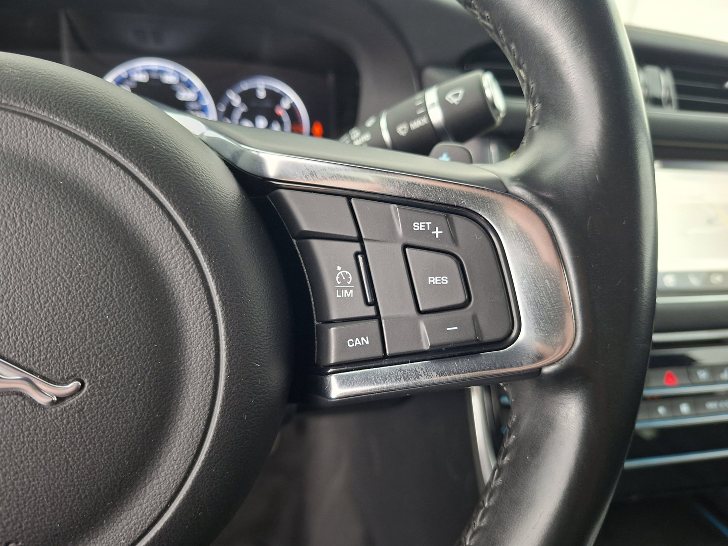 Jaguar XF 2.0d Portfolio R-Sport Aut. *LEATHER | XENON | MERIDIAN-SOUND | DIGI-COCKPIT | HEATED-SPORTSEATS | CAMERA | PRIVACY-GLASS | SHIFTPADDLES | NAVI-FULLMAP | ECC | PDC | CRUISE | 18''ALU*