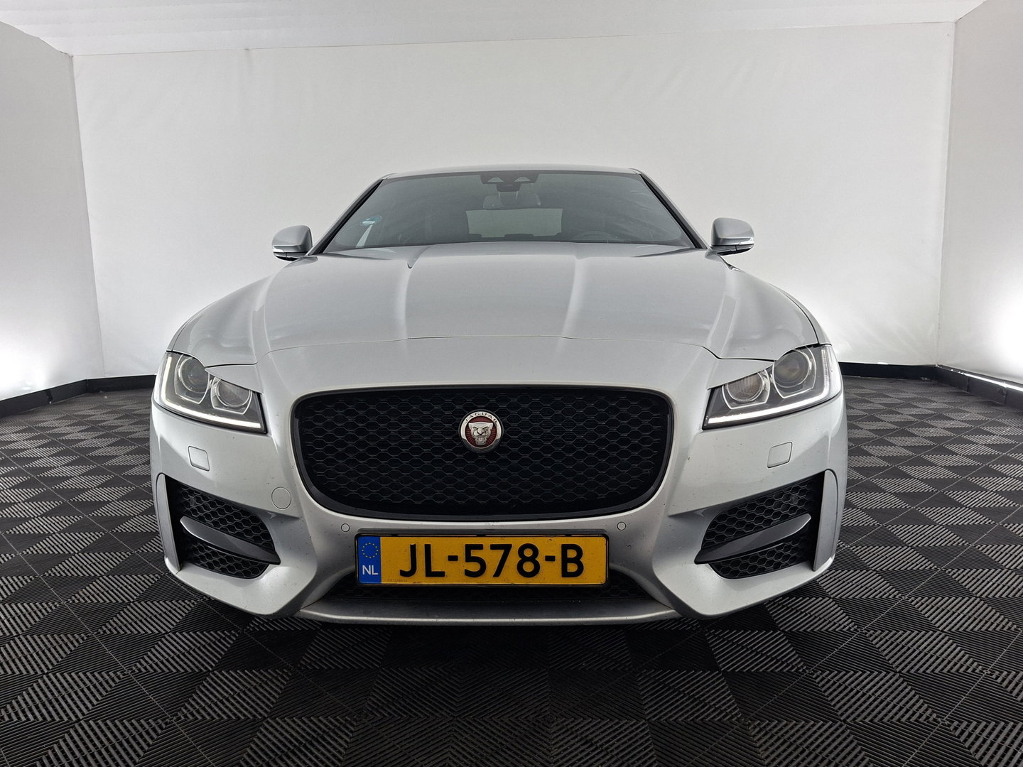 Jaguar XF 2.0d Portfolio R-Sport Aut. *LEATHER | XENON | MERIDIAN-SOUND | DIGI-COCKPIT | HEATED-SPORTSEATS | CAMERA | PRIVACY-GLASS | SHIFTPADDLES | NAVI-FULLMAP | ECC | PDC | CRUISE | 18''ALU*