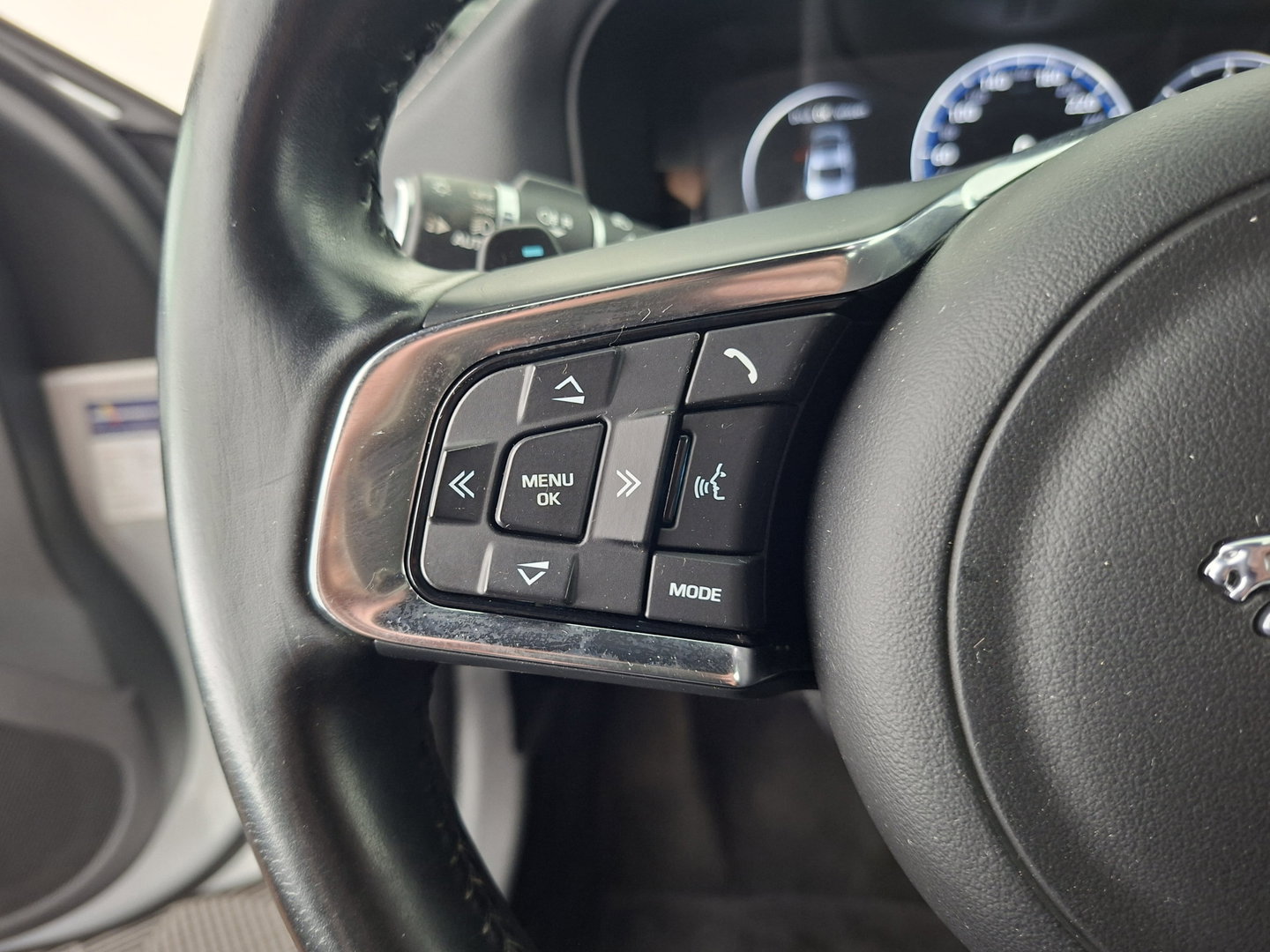 Jaguar XF 2.0d Portfolio R-Sport Aut. *LEATHER | XENON | MERIDIAN-SOUND | DIGI-COCKPIT | HEATED-SPORTSEATS | CAMERA | PRIVACY-GLASS | SHIFTPADDLES | NAVI-FULLMAP | ECC | PDC | CRUISE | 18''ALU*