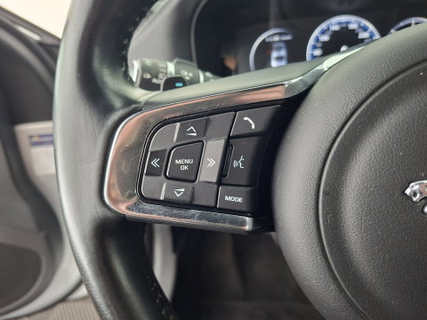 Jaguar XF 2.0d Portfolio R-Sport Aut. *LEATHER | XENON | MERIDIAN-SOUND | DIGI-COCKPIT | HEATED-SPORTSEATS | CAMERA | PRIVACY-GLASS | SHIFTPADDLES | NAVI-FULLMAP | ECC | PDC | CRUISE | 18''ALU*