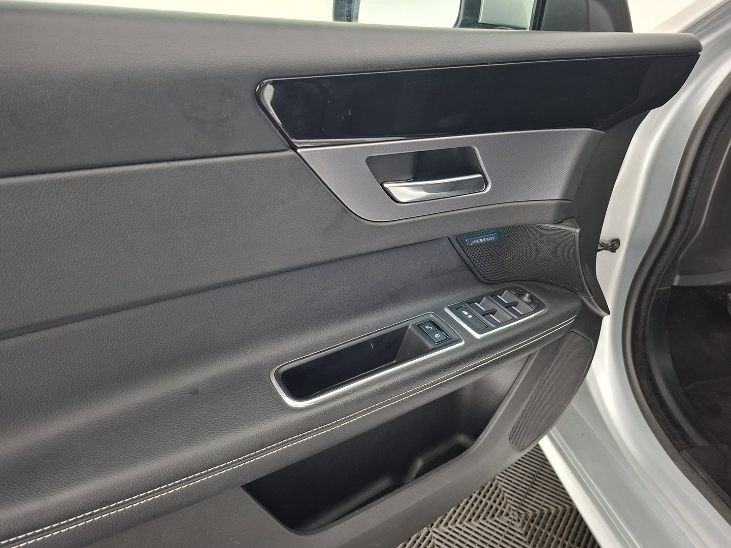 Jaguar XF 2.0d Portfolio R-Sport Aut. *LEATHER | XENON | MERIDIAN-SOUND | DIGI-COCKPIT | HEATED-SPORTSEATS | CAMERA | PRIVACY-GLASS | SHIFTPADDLES | NAVI-FULLMAP | ECC | PDC | CRUISE | 18''ALU*