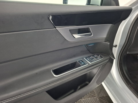 Jaguar XF 2.0d Portfolio R-Sport Aut. *LEATHER | XENON | MERIDIAN-SOUND | DIGI-COCKPIT | HEATED-SPORTSEATS | CAMERA | PRIVACY-GLASS | SHIFTPADDLES | NAVI-FULLMAP | ECC | PDC | CRUISE | 18''ALU*