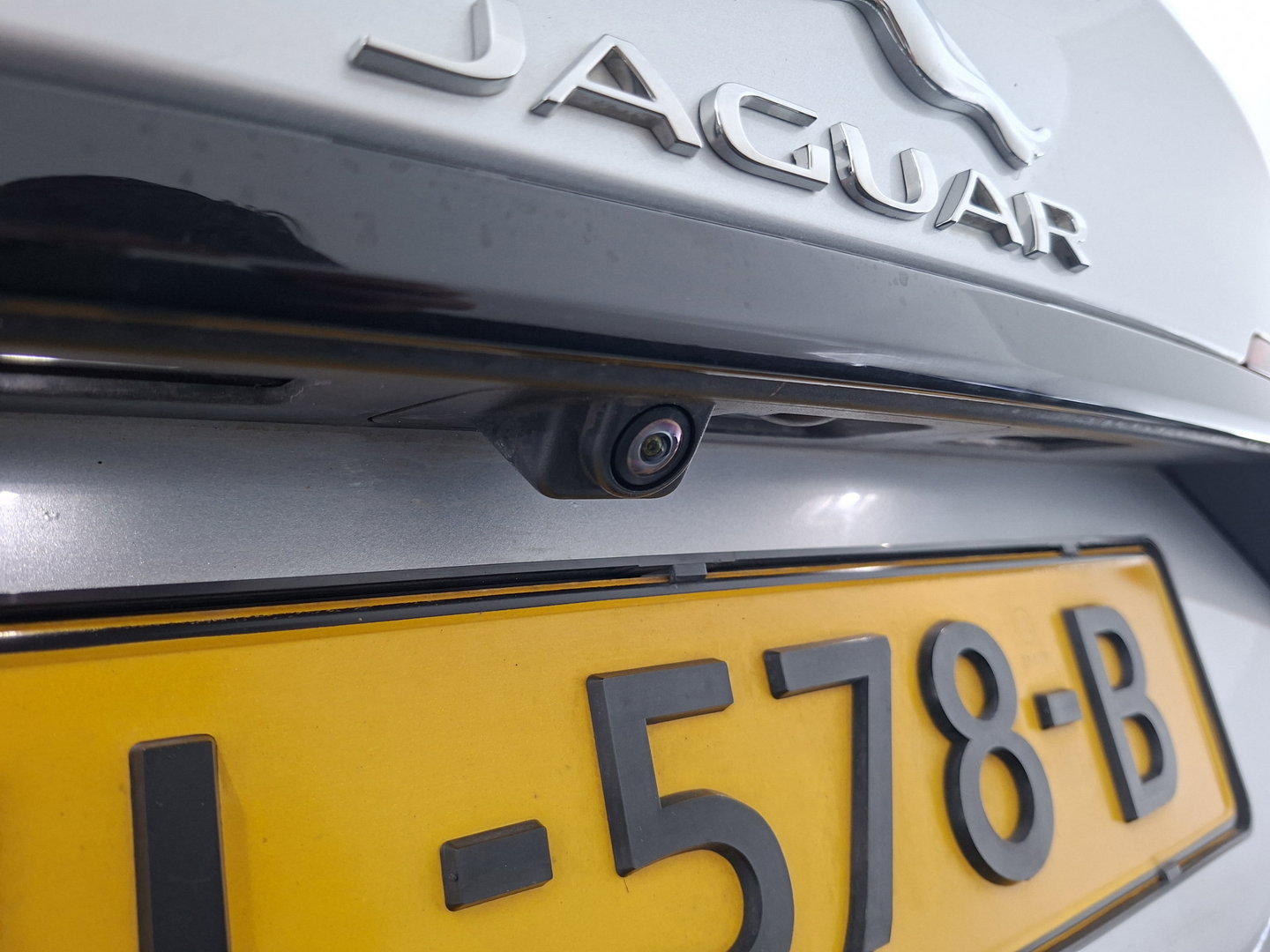 Jaguar XF 2.0d Portfolio R-Sport Aut. *LEATHER | XENON | MERIDIAN-SOUND | DIGI-COCKPIT | HEATED-SPORTSEATS | CAMERA | PRIVACY-GLASS | SHIFTPADDLES | NAVI-FULLMAP | ECC | PDC | CRUISE | 18''ALU*