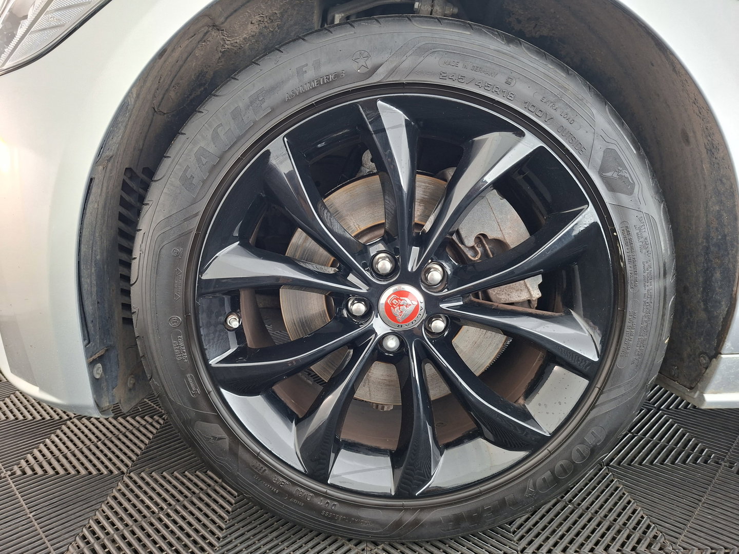 Jaguar XF 2.0d Portfolio R-Sport Aut. *LEATHER | XENON | MERIDIAN-SOUND | DIGI-COCKPIT | HEATED-SPORTSEATS | CAMERA | PRIVACY-GLASS | SHIFTPADDLES | NAVI-FULLMAP | ECC | PDC | CRUISE | 18''ALU*