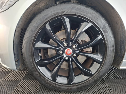 Jaguar XF 2.0d Portfolio R-Sport Aut. *LEATHER | XENON | MERIDIAN-SOUND | DIGI-COCKPIT | HEATED-SPORTSEATS | CAMERA | PRIVACY-GLASS | SHIFTPADDLES | NAVI-FULLMAP | ECC | PDC | CRUISE | 18''ALU*
